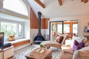 sala de estar con sofá y chimenea en Lake House in Centerville with Private Water Access, en Barnstable