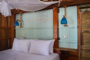 Ein Bett oder Betten in einem Zimmer der Unterkunft Palm Beach Bungalow Resort