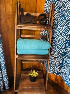 プエルト・エスコンディードにあるBlue Houseの木製の椅子(青いタオル、植物付)