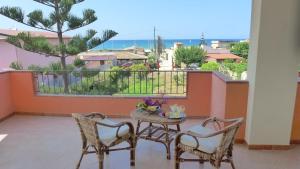 d'un balcon avec une table et des chaises et une vue sur l'océan. dans l'établissement Appartamento Citreum, à Balestrate