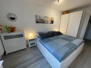 1 dormitorio con 1 cama con tocador y mesita de noche en Ferienwohnung-Maren, en Marienleuchte