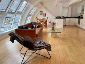 ein Wohnzimmer mit einem Sofa und einem Tisch in der Unterkunft Shad Thames by condokeeper in London