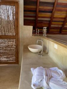 een badkamer met een wastafel en een bad bij ADA MARINA - 3 acomodaciones con jacuzzi, malla y vista a Cartagena, 1 acomodacion con jacuzzi escondido, zona social con piscina infinita in Turbaco