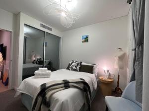 Ένα ή περισσότερα κρεβάτια σε δωμάτιο στο Western Sunshine Art Home in Sydney