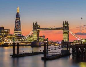 een uitzicht op de torenbrug met de scherf en de stad bij Shad Thames by condokeeper in Londen