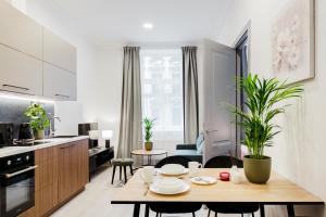 uma cozinha e sala de estar com mesa e cadeiras em RIGAAPARTMENT ELIZABETES 22 Self-Service Aparthotel em Riga