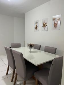 jadalnia z białym stołem i krzesłami w obiekcie Temporada 101 w mieście Garanhuns