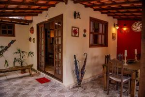 een kamer met een tafel en een paraplu op de muur bij Casa da Praia in Paraty
