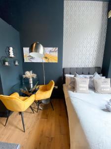 ロンドンにあるHolland Road Staysのベッドルーム1室(ベッド1台、テーブル、椅子付)