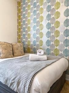 1 dormitorio con 1 cama con pared de azulejos en Holland Road Stays, en Londres