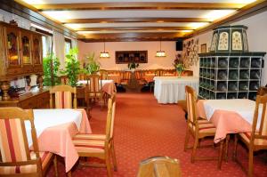 un restaurante con mesas y sillas y un comedor en Pension & Apartments Ertl, en Seeboden