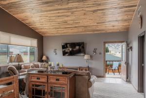 sala de estar con sofá y mesa en Large home less than 5 miles to Yellowstone North Entrance, Sleeps up to 8 en Gardiner