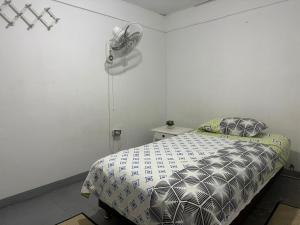 una camera con letto e ventilatore di Casa Zaida Hostal Vintage a Ríohacha