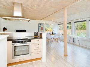 Kuchyň nebo kuchyňský kout v ubytování Holiday home Jægerspris XIX