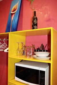 Un estante amarillo con un microondas encima. en Céntrico y Encantador Apartamento Angielin, en Valladolid