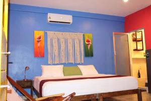 ein Schlafzimmer mit einer blauen Wand und einem Bett in der Unterkunft Céntrico y Encantador Apartamento Angielin in Valladolid