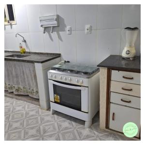 Il comprend une cuisine équipée d'une cuisinière et d'un comptoir. dans l'établissement Casa DiTania Jatobá SE, à Barra dos Coqueiros