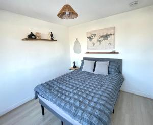 a bedroom with a bed with a blue comforter at Chic Retreat: 2-Bed 1 Ensuite Oasis in Birmingham