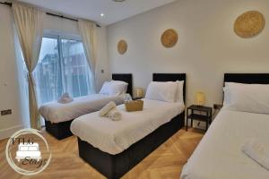 En eller flere senge i et værelse på Newly-Built Urban Retreat by TTLG Stays