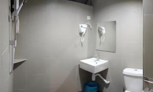 Fahrenheit Condo Bukit Bintang KL في كوالالمبور: حمام مع حوض ومرحاض