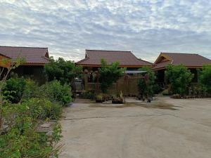 a house with a lot of plants in front of it at Tonpho homestay Lampangต้นโพธิ์โฮมสเตย์ in Lampang