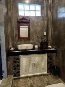 a bathroom with a sink and a mirror at ต้นโพธิ์โฮมสเตย์ 