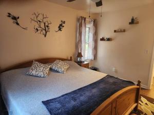 1 dormitorio con 1 cama con 2 almohadas en Near Marist/Vassar/Culinary Inst./Historic Sites!, en Pleasant Valley