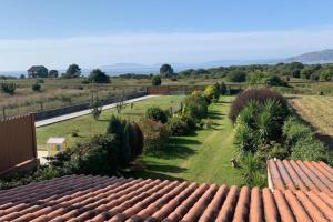 - une vue sur le jardin depuis le toit d'une maison dans l'établissement Carnota Beach, à San Mamede de Carnota