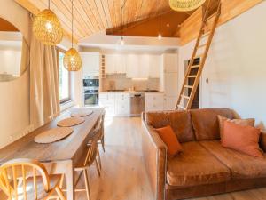 uma sala de estar com um sofá e uma mesa de madeira em Cosy holiday home in Modave in a charming neighbourhood em Modave