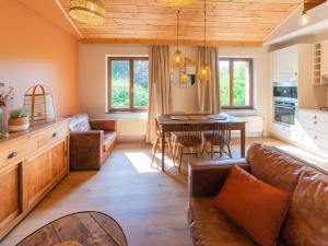 uma sala de estar com um sofá e uma mesa em Cosy holiday home in Modave in a charming neighbourhood em Modave