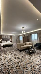 ein großes Wohnzimmer mit einem Sofa und einem Bett in der Unterkunft فندق فاتوران in Medina