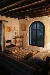 Un dormitorio con una cama grande y una ventana en Espacio Pueblo. Galería rural en Amaguaña