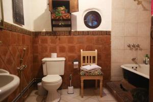 een badkamer met een toilet, een bad en een wastafel bij Espacio Pueblo. Galería rural in Amaguaña