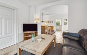 セナボーにあるNice Apartment In Snderborg With Kitchenのリビングルーム(ソファ、テーブル付)