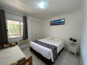 Ένα ή περισσότερα κρεβάτια σε δωμάτιο στο Flat Estudio 220 amarílis 3 Piscinas climatizadas, carregar veiculo eletrico, Bertioga, Riviera de São Lourenço Apartamento estúdio, cozinha equipada completa, serviço de hotelaria, limpeza e trocas diária de toalhas, WI-FI 500 MB +124 φωτογραφίες