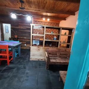 ein Esszimmer mit einem Tisch und einer Holzwand in der Unterkunft Alquileres de la sierras gde in Tandil