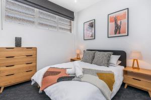 1 dormitorio con 1 cama, vestidor y ventana en Bayne St Studio, en Bendigo