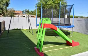 比奥格勒·纳·莫鲁Cozy Home In Biograd Na Moru With Sauna的一个带滑梯和秋千的游乐场 更多22张照片