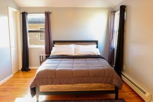 um quarto com uma cama e uma janela grande em BGI Rentals em Brooklyn