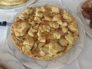 Apfelkuchen auf einer Glasplatte auf einem Tisch in der Unterkunft Albergo Lago Verde in Pennabilli