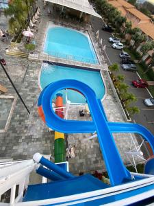 einen Blick über einen Wasserpark mit zwei Pools in der Unterkunft Caldas Novas DiRoma Fiori in Caldas Novas