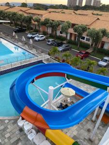 einen Blick über eine Wasserrutsche am Pool in der Unterkunft Caldas Novas DiRoma Fiori in Caldas Novas