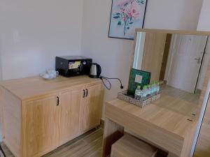 Kuchyň nebo kuchyňský kout v ubytování Lacami Dalat Hotel