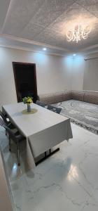 ein Esszimmer mit einem weißen Tisch und Stühlen in der Unterkunft The best home in Medina