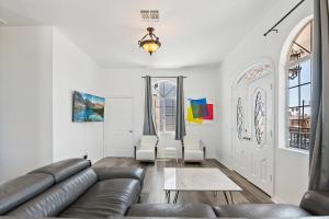 Private 1bedroom for rent in a 3bedroom 2bath unit to share with roommate