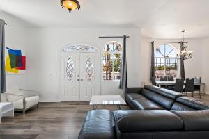 Private 1bedroom for rent in a 3bedroom 2bath unit to share with roommate