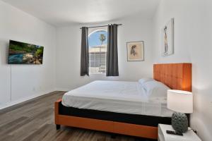 Private 1bedroom for rent in a 3bedroom 2bath unit to share with roommate