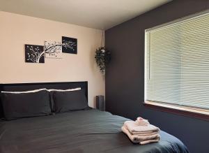 1 dormitorio con cama y ventana en Urban Farmhouse- KING bed!, en Corvallis