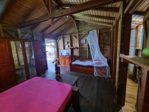 1 dormitorio en una casa en un árbol con 1 cama en Lodge grenadine, en Deshaies