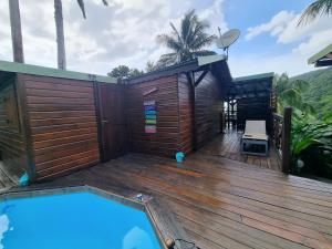 Casa con terraza de madera y piscina en Lodge grenadine, en Deshaies